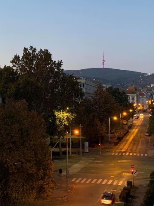 Hangulatos Tarsashazi Apartman Pecs Belvarosaban Exterior foto