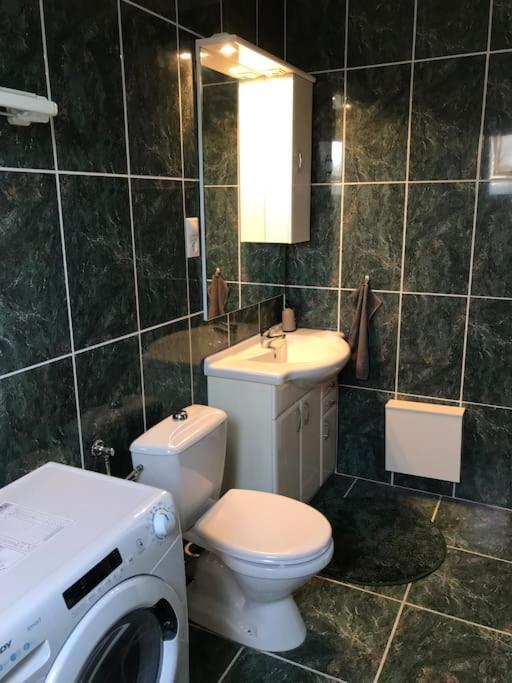 Hangulatos Tarsashazi Apartman Pecs Belvarosaban Exterior foto