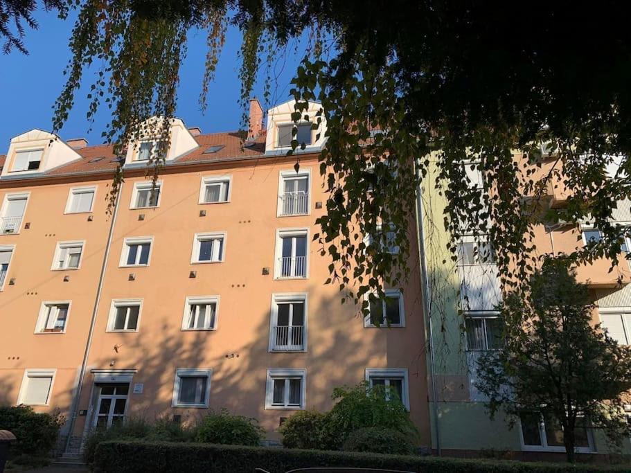 Hangulatos Tarsashazi Apartman Pecs Belvarosaban Exterior foto